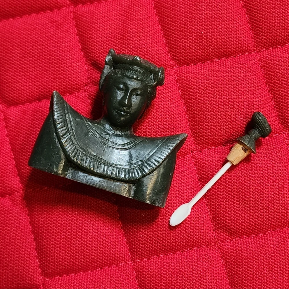 Vintage Chinese Snuff Bottle Unique dark green hand carved emperor bust